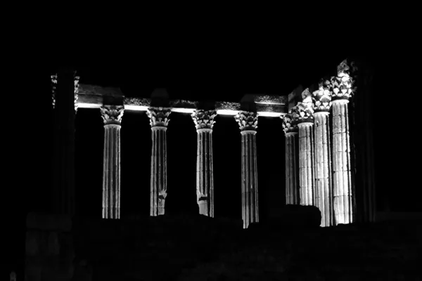 Templo romano à noite